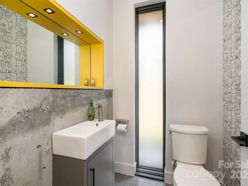 386 Squirrel Lane, Lake Wylie, SC 29710.  MLS# CAR4263022, YatesRealty ID 1040. 1/2 bath on main level