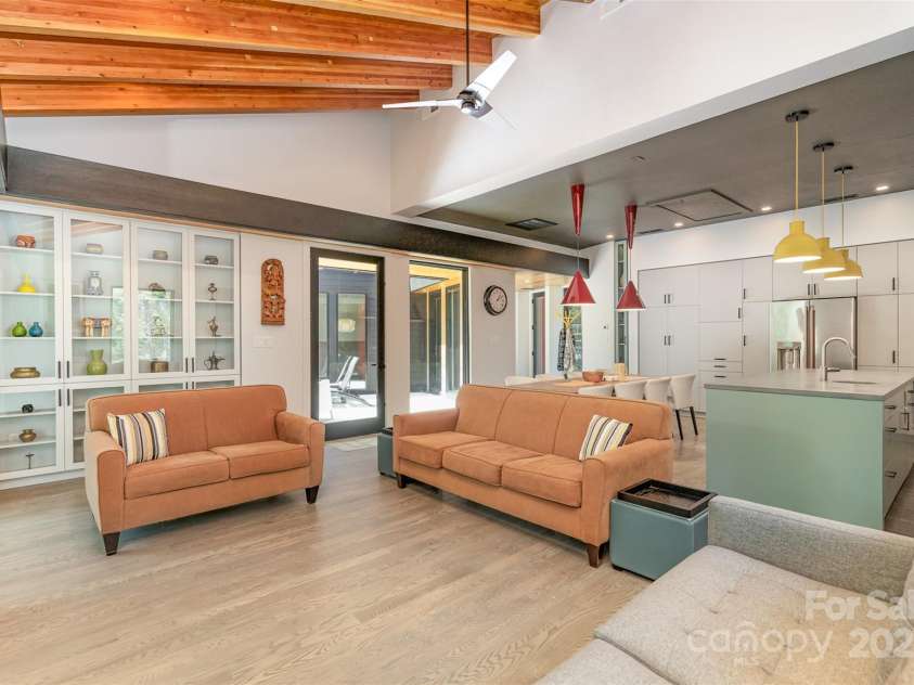 386 Squirrel Lane, Lake Wylie, SC 29710.  MLS# CAR4263022, YatesRealty ID 1040. Light and Bright living room