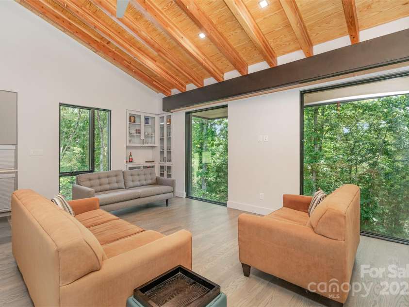 386 Squirrel Lane, Lake Wylie, SC 29710.  MLS# CAR4263022, YatesRealty ID 1040. Living room