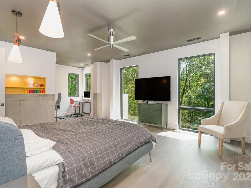 386 Squirrel Lane, Lake Wylie, SC 29710.  MLS# CAR4263022, YatesRealty ID 1040. Primary main floor bedroom