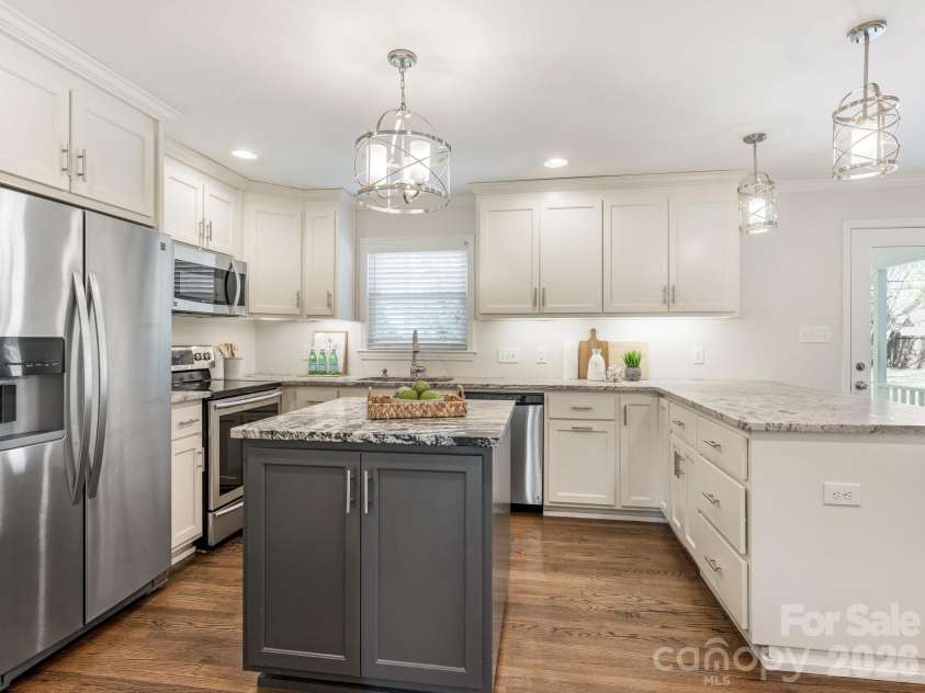 6706 Brynwood Drive, Charlotte, NC 28220.  MLS# CAR4363428, YatesRealty ID 10400. Kitchen
