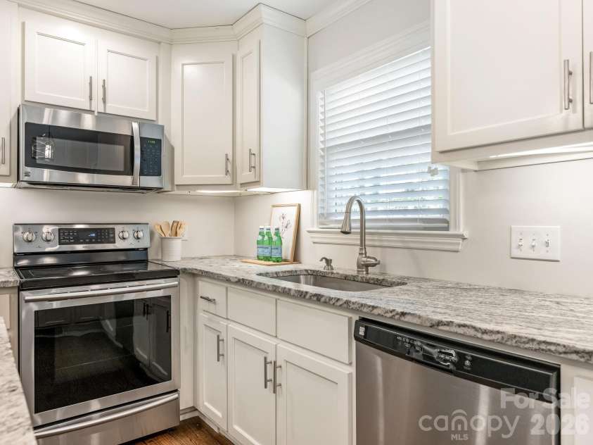6706 Brynwood Drive, Charlotte, NC 28220.  MLS# CAR4363428, YatesRealty ID 10400. Kitchen
