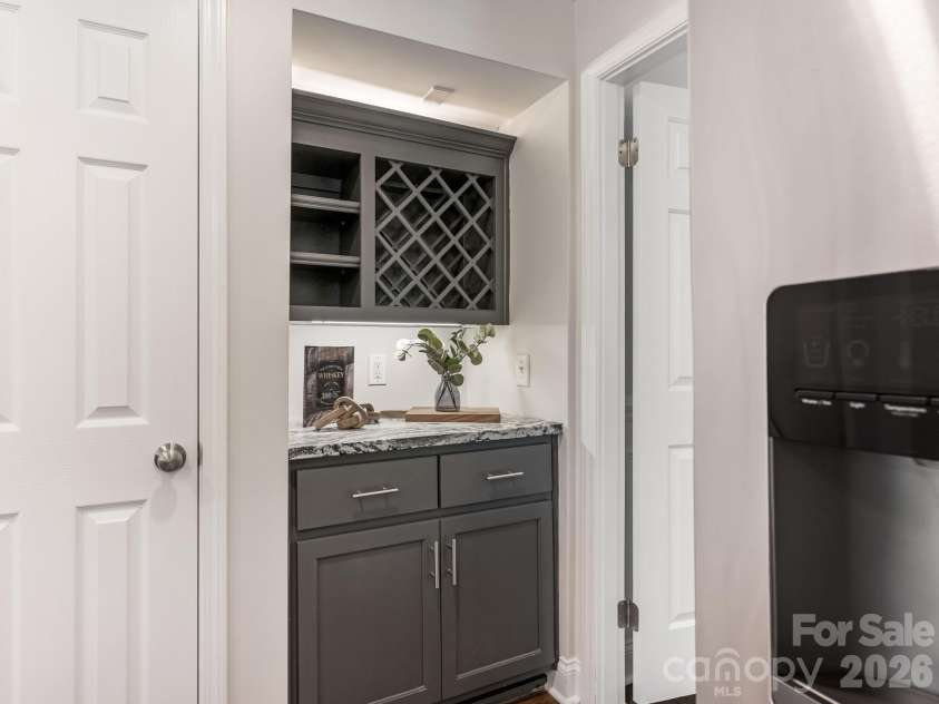 6706 Brynwood Drive, Charlotte, NC 28220.  MLS# CAR4363428, YatesRealty ID 10400. Kitchen