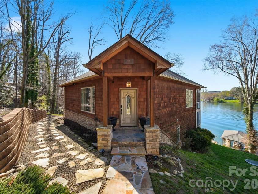 152 Bridge Pointe Lane, Hickory, NC 28601.  MLS# CAR4361563, YatesRealty ID 10406. 