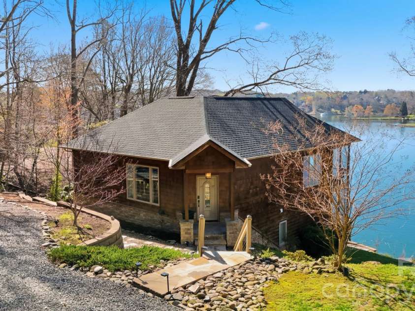 152 Bridge Pointe Lane, Hickory, NC 28601.  MLS# CAR4361563, YatesRealty ID 10406. 
