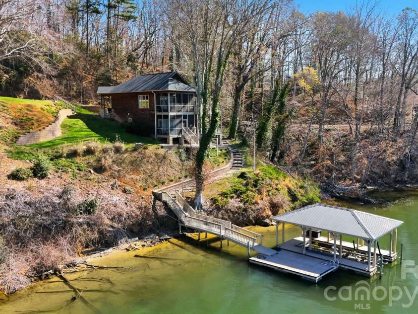 152 Bridge Pointe Lane, Hickory, NC 28601.  MLS# CAR4361563, YatesRealty ID 10406. 
