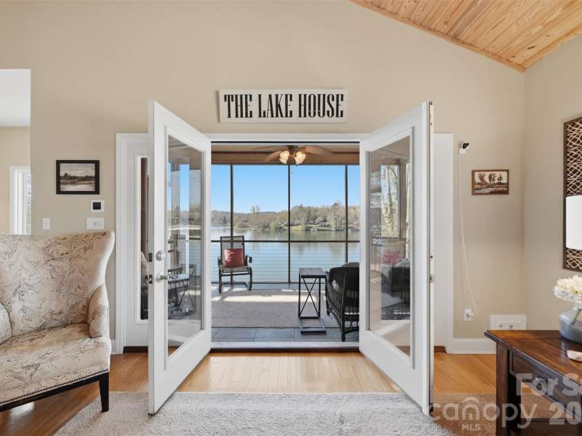 152 Bridge Pointe Lane, Hickory, NC 28601.  MLS# CAR4361563, YatesRealty ID 10406. 