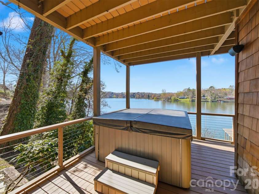 152 Bridge Pointe Lane, Hickory, NC 28601.  MLS# CAR4361563, YatesRealty ID 10406. 