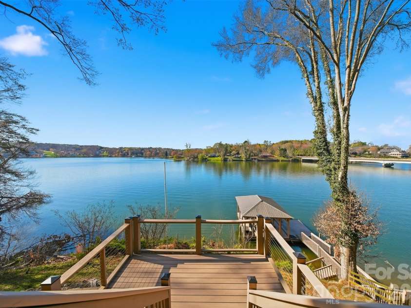 152 Bridge Pointe Lane, Hickory, NC 28601.  MLS# CAR4361563, YatesRealty ID 10406. 