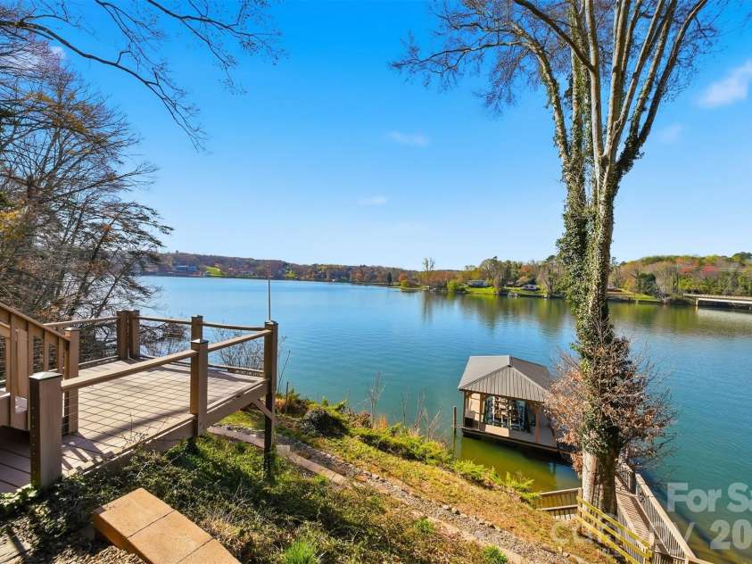 152 Bridge Pointe Lane, Hickory, NC 28601.  MLS# CAR4361563, YatesRealty ID 10406. 