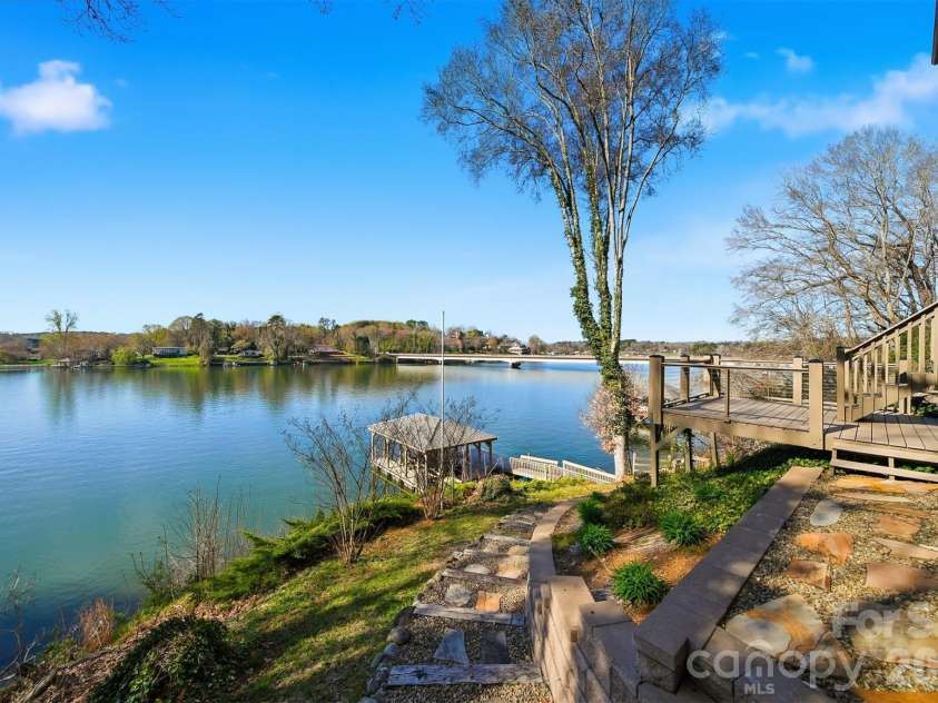 152 Bridge Pointe Lane, Hickory, NC 28601.  MLS# CAR4361563, YatesRealty ID 10406. 
