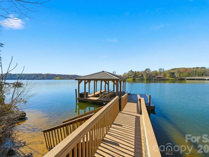 152 Bridge Pointe Lane, Hickory, NC 28601.  MLS# CAR4361563, YatesRealty ID 10406. 