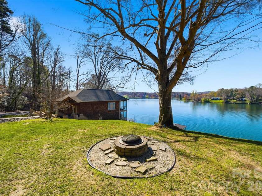 152 Bridge Pointe Lane, Hickory, NC 28601.  MLS# CAR4361563, YatesRealty ID 10406. 