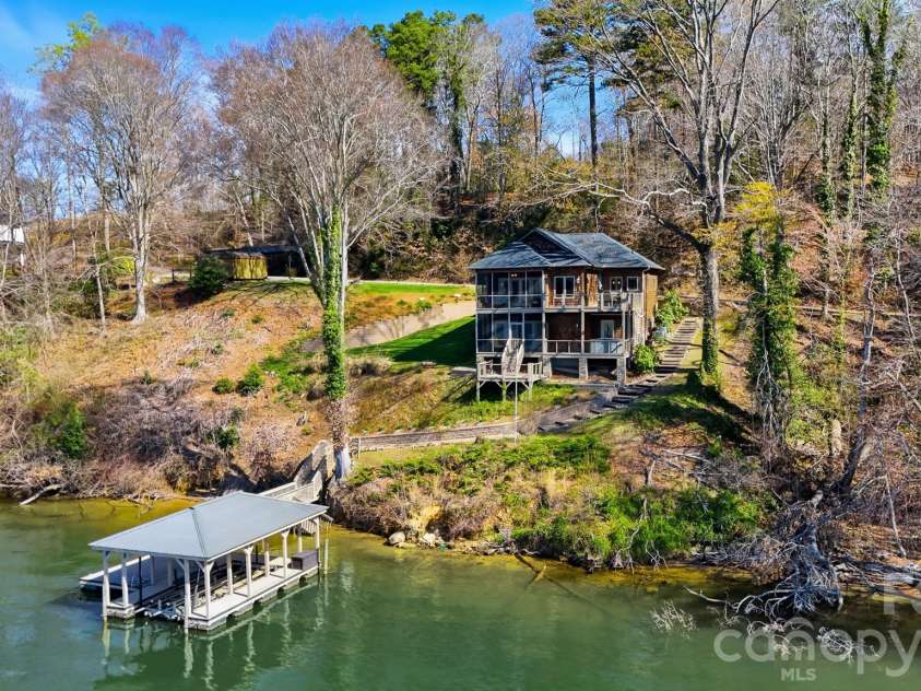152 Bridge Pointe Lane, Hickory, NC 28601.  MLS# CAR4361563, YatesRealty ID 10406. 