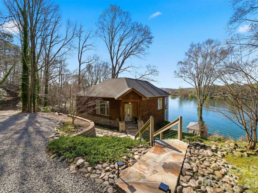 152 Bridge Pointe Lane, Hickory, NC 28601.  MLS# CAR4361563, YatesRealty ID 10406. 