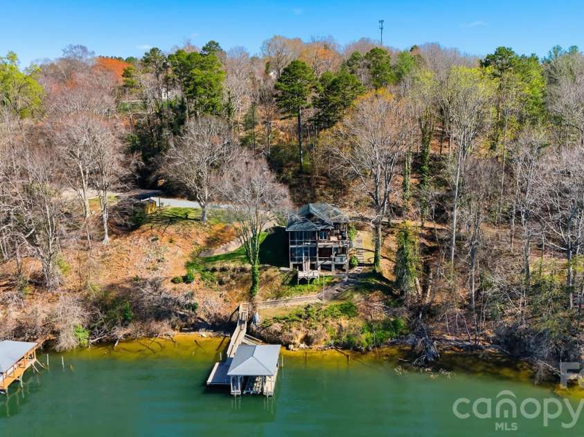 152 Bridge Pointe Lane, Hickory, NC 28601.  MLS# CAR4361563, YatesRealty ID 10406. 