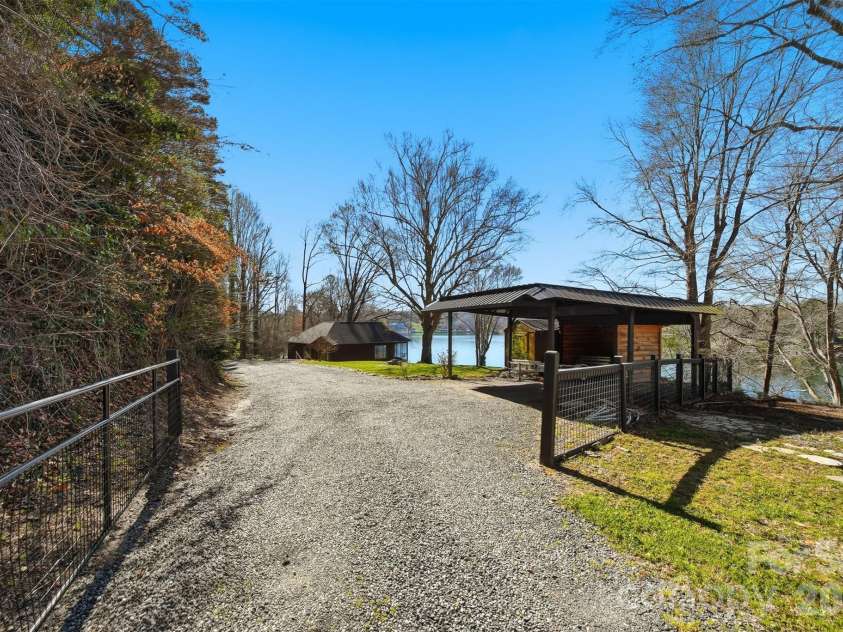 152 Bridge Pointe Lane, Hickory, NC 28601.  MLS# CAR4361563, YatesRealty ID 10406. 