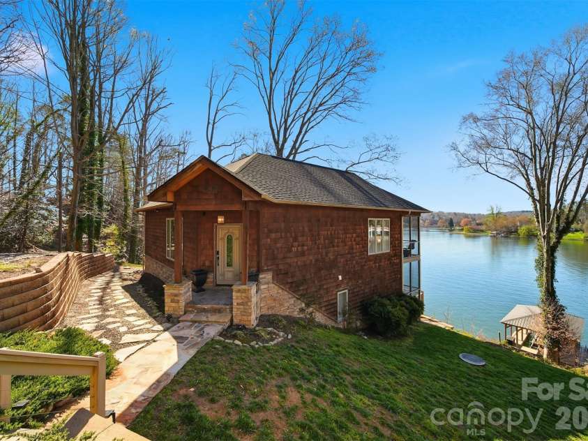 152 Bridge Pointe Lane, Hickory, NC 28601.  MLS# CAR4361563, YatesRealty ID 10406. 