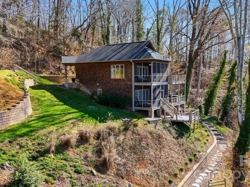 152 Bridge Pointe Lane, Hickory, NC 28601.  MLS# CAR4361563, YatesRealty ID 10406. 