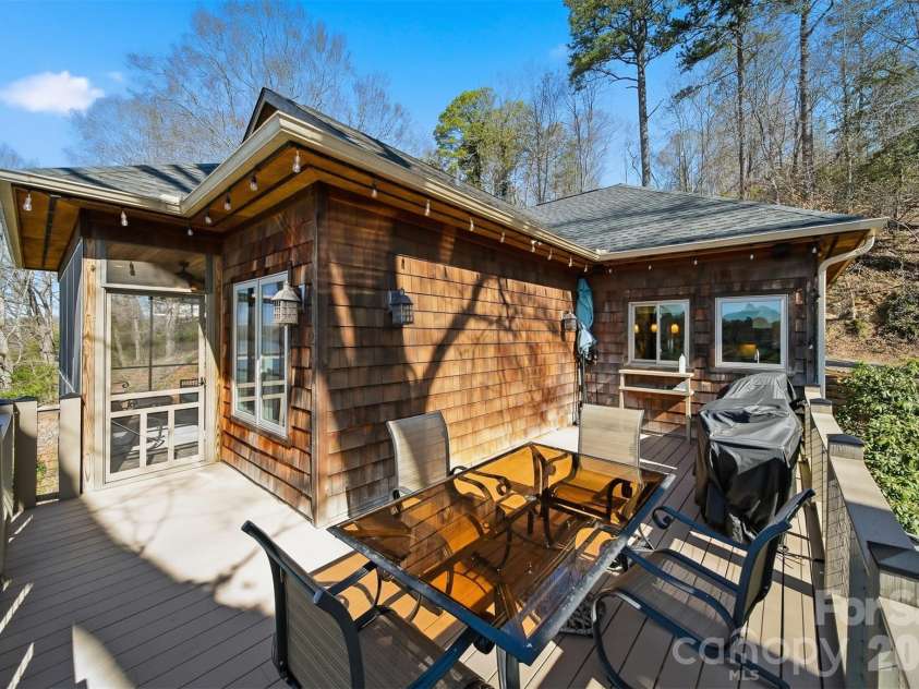 152 Bridge Pointe Lane, Hickory, NC 28601.  MLS# CAR4361563, YatesRealty ID 10406. 