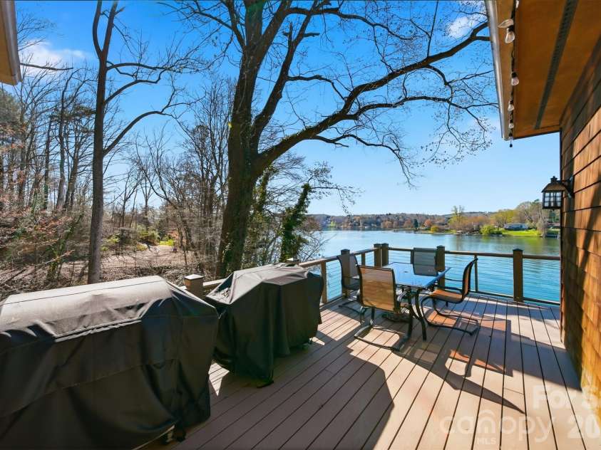 152 Bridge Pointe Lane, Hickory, NC 28601.  MLS# CAR4361563, YatesRealty ID 10406. 