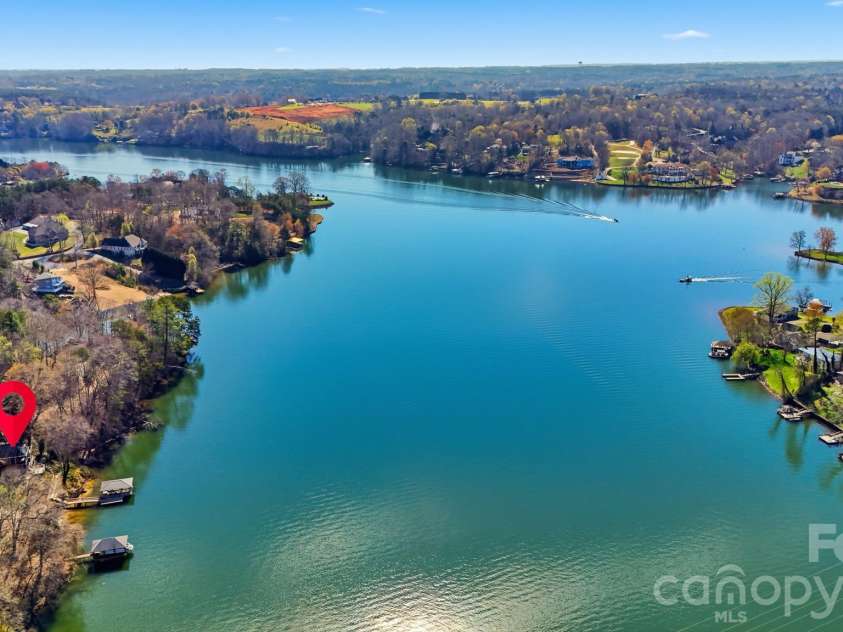 152 Bridge Pointe Lane, Hickory, NC 28601.  MLS# CAR4361563, YatesRealty ID 10406. 