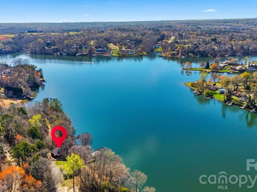 152 Bridge Pointe Lane, Hickory, NC 28601.  MLS# CAR4361563, YatesRealty ID 10406. 