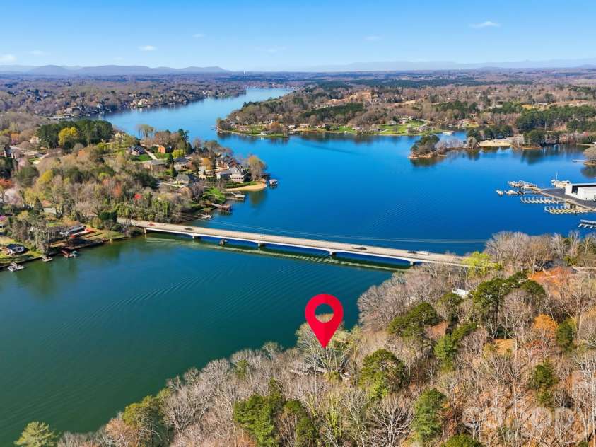 152 Bridge Pointe Lane, Hickory, NC 28601.  MLS# CAR4361563, YatesRealty ID 10406. 