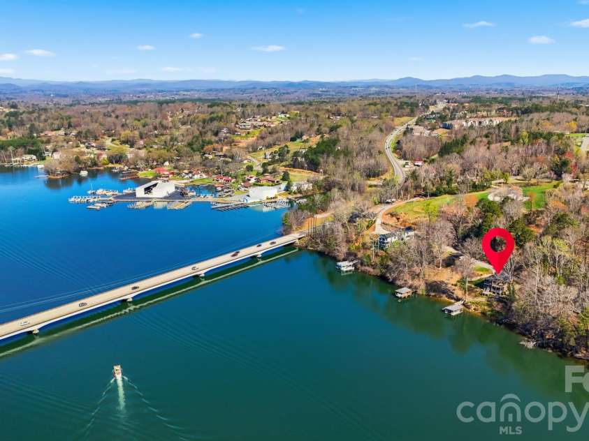 152 Bridge Pointe Lane, Hickory, NC 28601.  MLS# CAR4361563, YatesRealty ID 10406. 