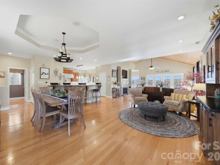 152 Bridge Pointe Lane, Hickory, NC 28601.  MLS# CAR4361563, YatesRealty ID 10406. 