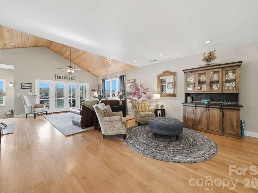152 Bridge Pointe Lane, Hickory, NC 28601.  MLS# CAR4361563, YatesRealty ID 10406. 