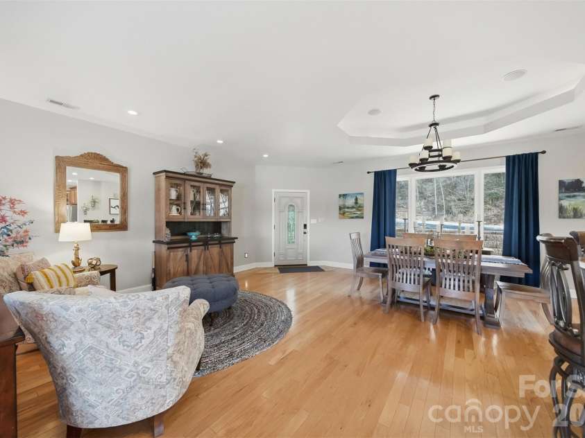 152 Bridge Pointe Lane, Hickory, NC 28601.  MLS# CAR4361563, YatesRealty ID 10406. 