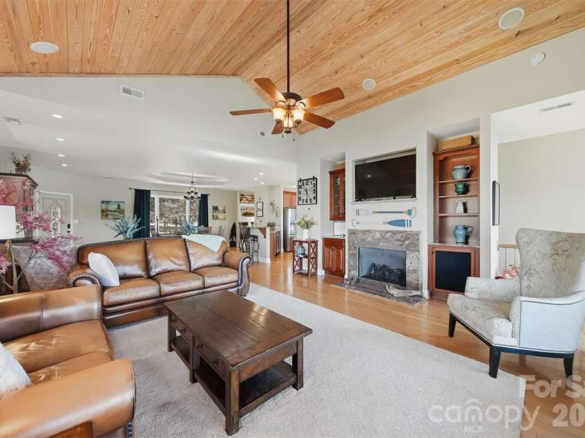 152 Bridge Pointe Lane, Hickory, NC 28601.  MLS# CAR4361563, YatesRealty ID 10406. 