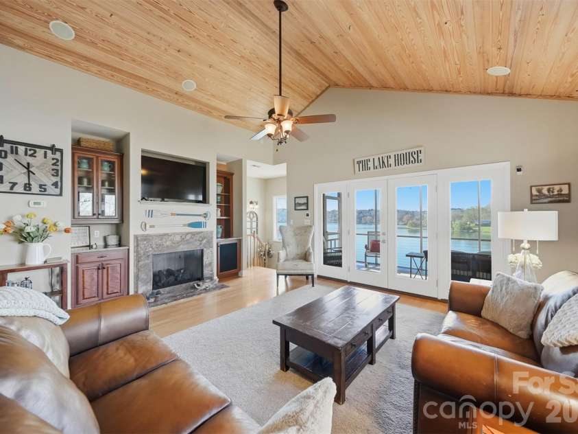 152 Bridge Pointe Lane, Hickory, NC 28601.  MLS# CAR4361563, YatesRealty ID 10406. 