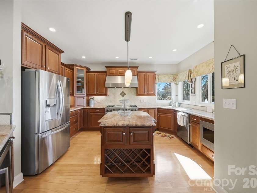 152 Bridge Pointe Lane, Hickory, NC 28601.  MLS# CAR4361563, YatesRealty ID 10406. 