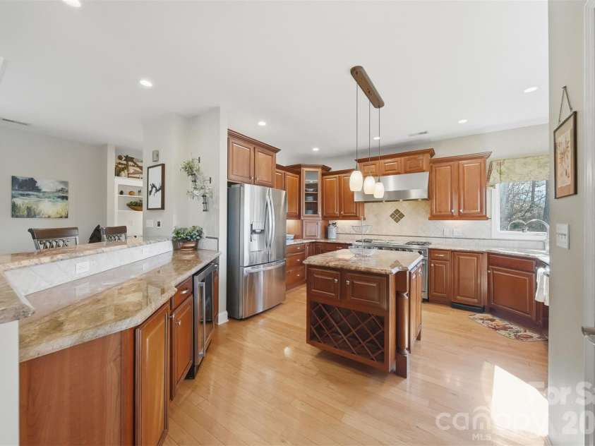 152 Bridge Pointe Lane, Hickory, NC 28601.  MLS# CAR4361563, YatesRealty ID 10406. 