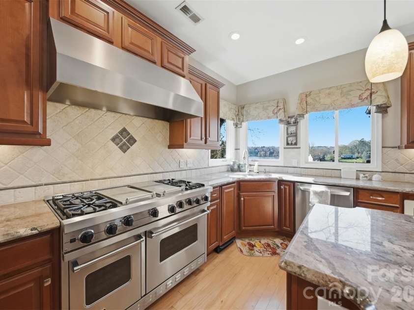 152 Bridge Pointe Lane, Hickory, NC 28601.  MLS# CAR4361563, YatesRealty ID 10406. 