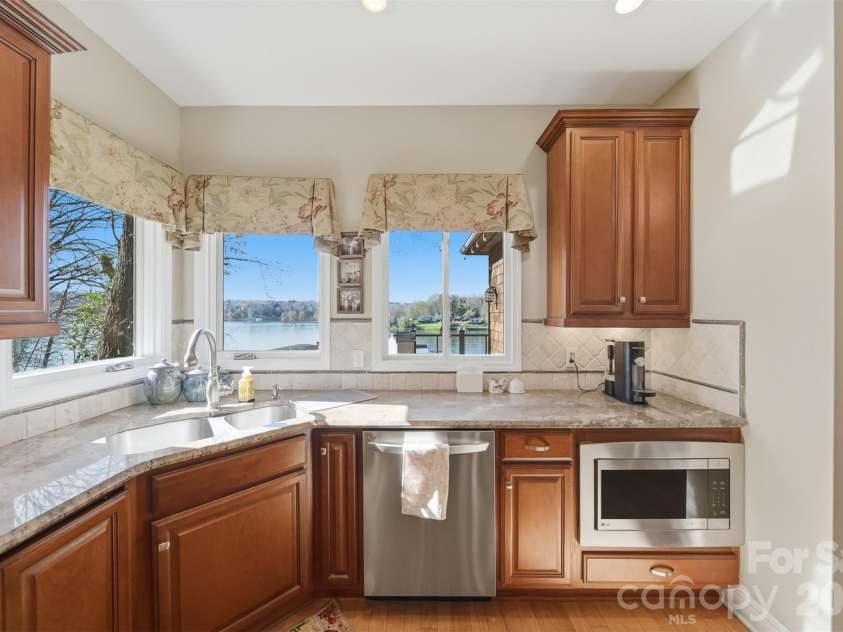 152 Bridge Pointe Lane, Hickory, NC 28601.  MLS# CAR4361563, YatesRealty ID 10406. 