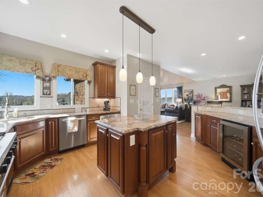 152 Bridge Pointe Lane, Hickory, NC 28601.  MLS# CAR4361563, YatesRealty ID 10406. 