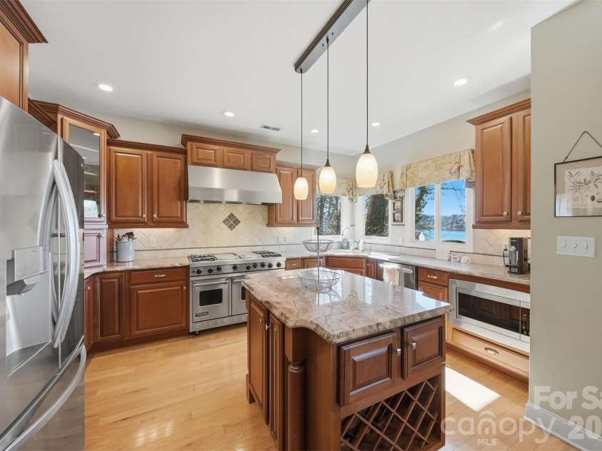 152 Bridge Pointe Lane, Hickory, NC 28601.  MLS# CAR4361563, YatesRealty ID 10406. 