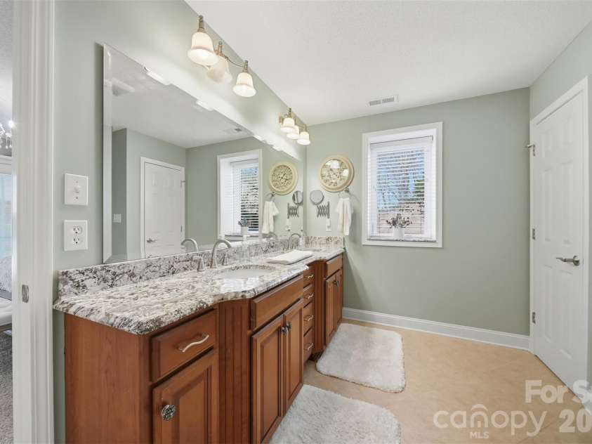 152 Bridge Pointe Lane, Hickory, NC 28601.  MLS# CAR4361563, YatesRealty ID 10406. 