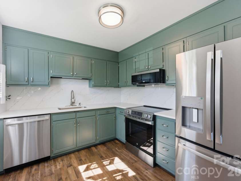 8005 Regent Park Lane, Charlotte, NC 28210.  MLS# CAR4363191, YatesRealty ID 10407. 