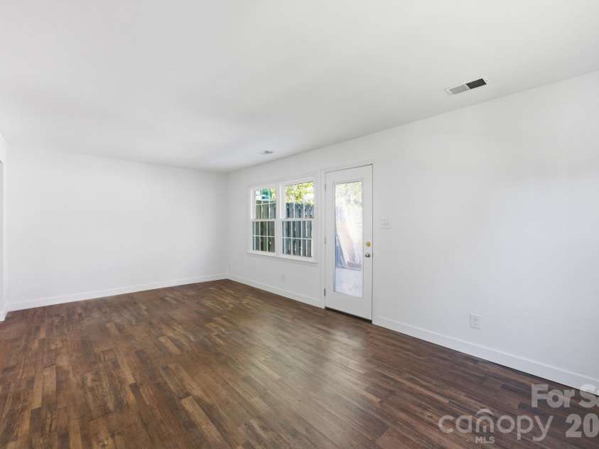 8005 Regent Park Lane, Charlotte, NC 28210.  MLS# CAR4363191, YatesRealty ID 10407. 