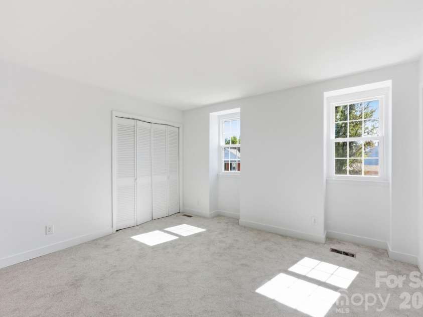 8005 Regent Park Lane, Charlotte, NC 28210.  MLS# CAR4363191, YatesRealty ID 10407. 