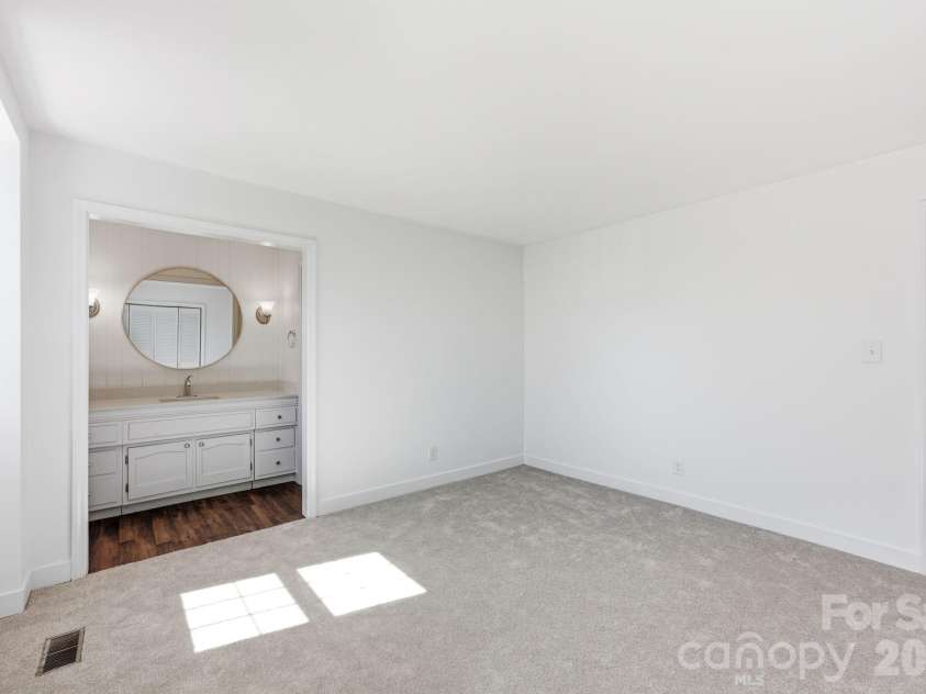 8005 Regent Park Lane, Charlotte, NC 28210.  MLS# CAR4363191, YatesRealty ID 10407. 