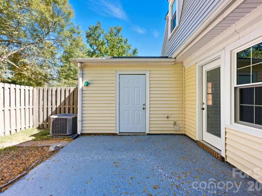 8005 Regent Park Lane, Charlotte, NC 28210.  MLS# CAR4363191, YatesRealty ID 10407. 