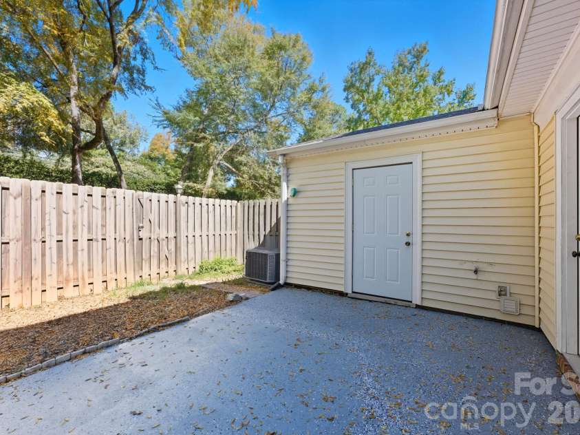 8005 Regent Park Lane, Charlotte, NC 28210.  MLS# CAR4363191, YatesRealty ID 10407. 