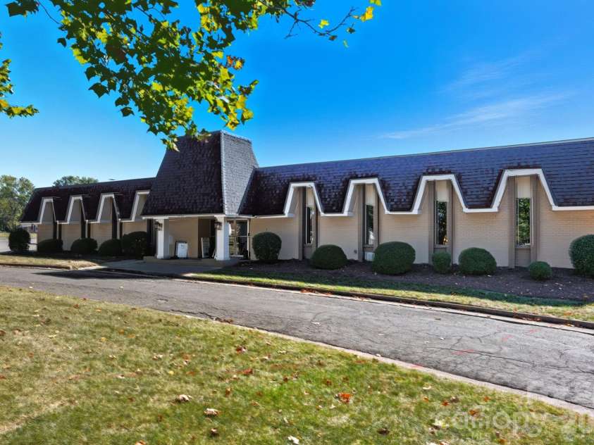 8005 Regent Park Lane, Charlotte, NC 28210.  MLS# CAR4363191, YatesRealty ID 10407. 