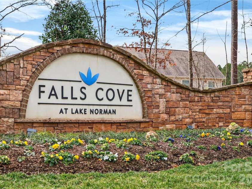 113 Saidin Lane, Troutman, NC 28166.  MLS# CAR4363898, YatesRealty ID 10408. Welcome to your new home in Falls Cove. 