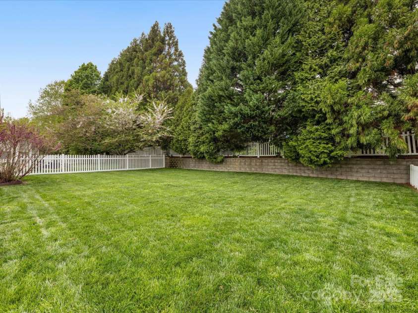 14923 Colonial Park Drive, Huntersville, NC 28078.  MLS# CAR4240604, YatesRealty ID 10408. 